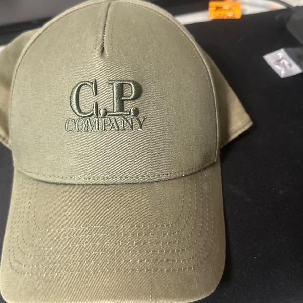 Cp컴퍼니 고글 볼캡 카키색