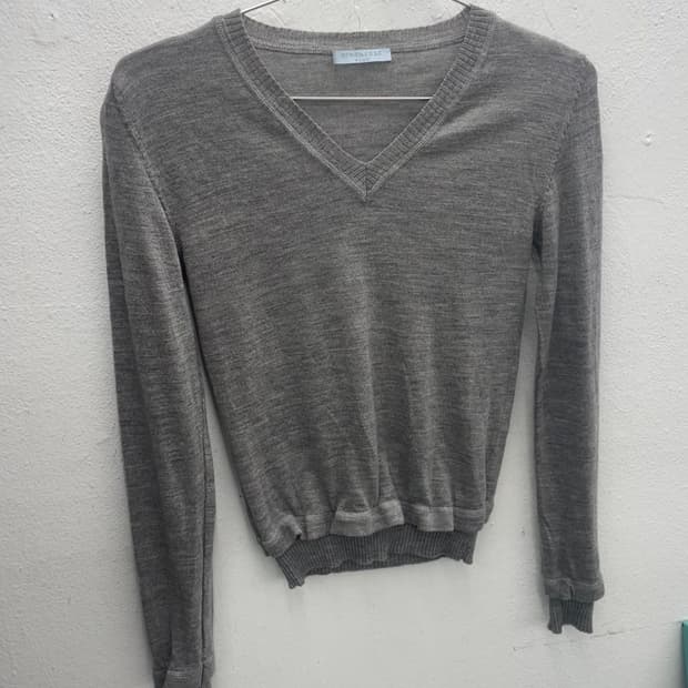 레이어드 헴 브이넥 니트 