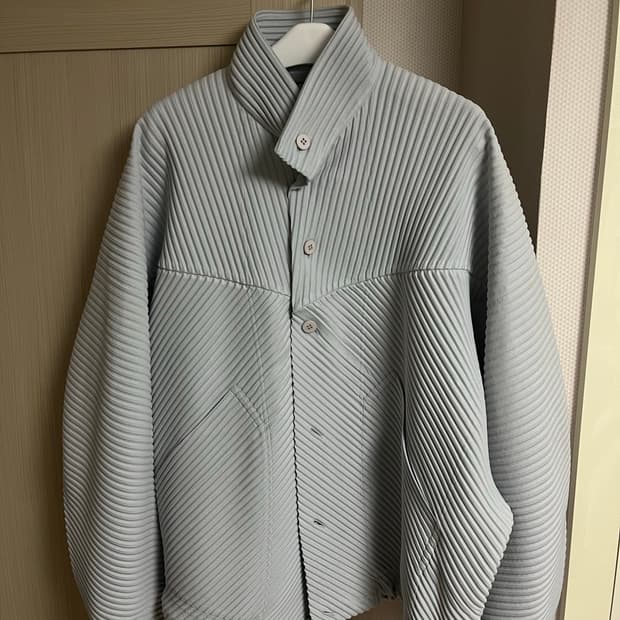 옴므플리세 하이넥 자켓 판매