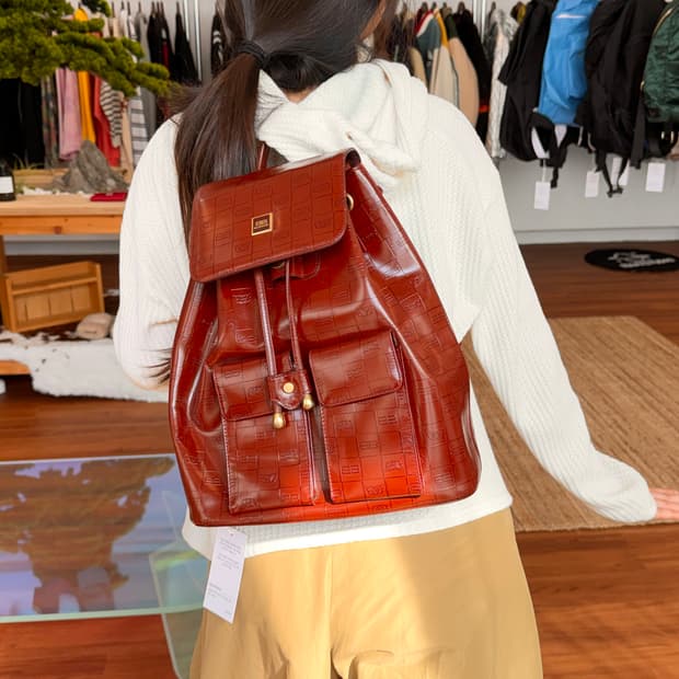 발렌시아가 빈티지 임보스트 레더 백팩