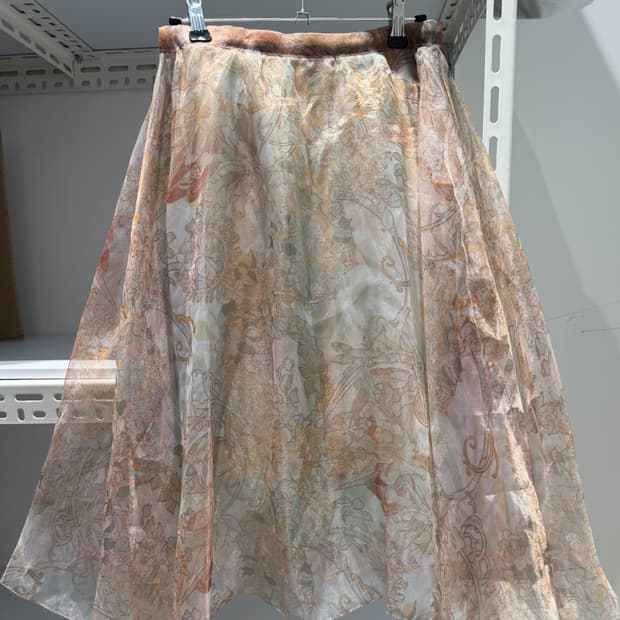 오로라 빛 레이스 스커트