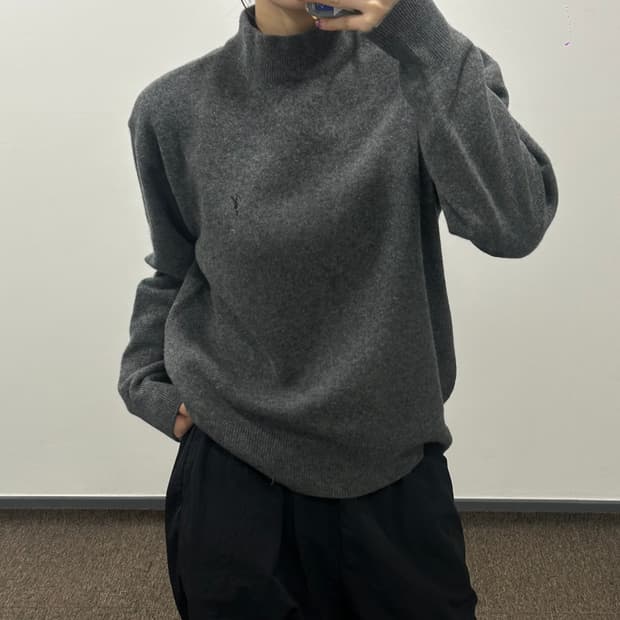 YSL 스몰로고 차콜 터틀넥 니트