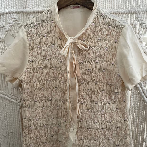 베이지 자수 블라우스