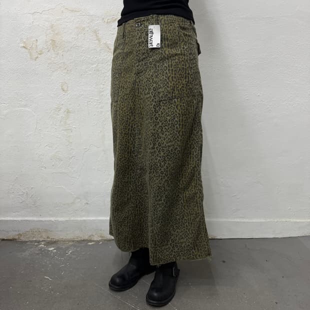 네펜데스(NEPENTHES) 올리브 레오파드 패턴 코튼 컷오프 롱 스커트