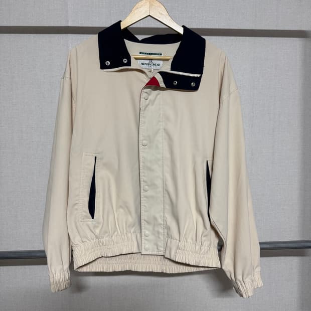 먼싱웨어 아이보리 배색 바람막이 100