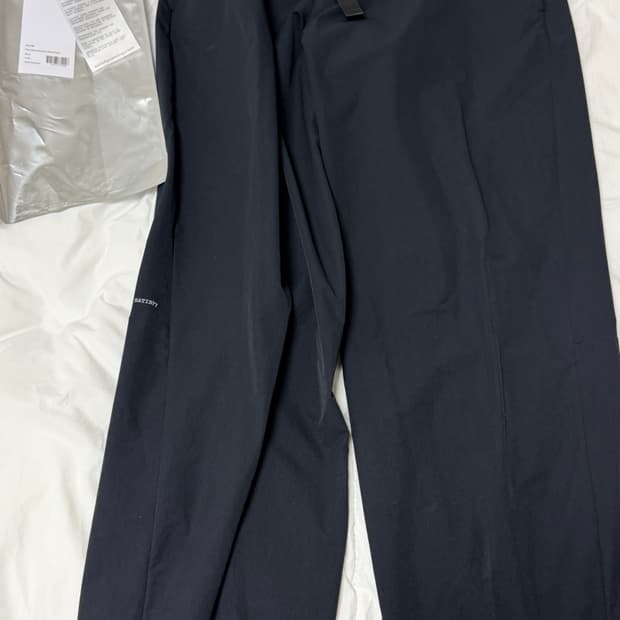 새티스파이 피스쉘 스탠다드 클라임 팬츠 4사이즈 판매합니다