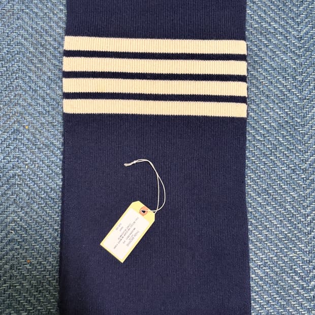 톰브라운 캐시미어 사선 네이비 머플러