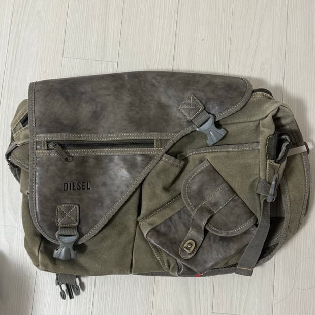 diesel 디젤 애쉬카키 크로스백