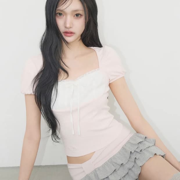 <새상품> 일리고 로지 레이스 스퀘어넥 티 핑크 / 리센느 원이 착용