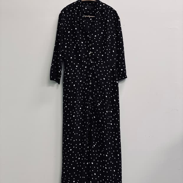오르(ORR) 도트 프린트 맥시 셔츠 원피스 블랙