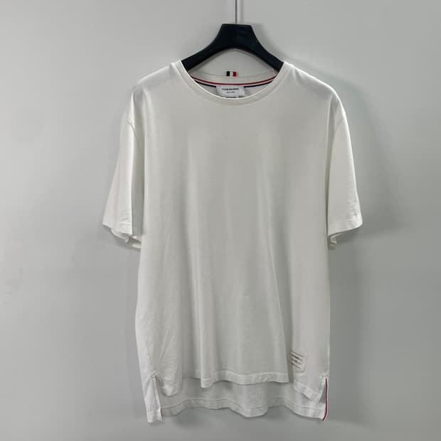 톰브라운 화이트 라운드 반팔티 (on.1194)