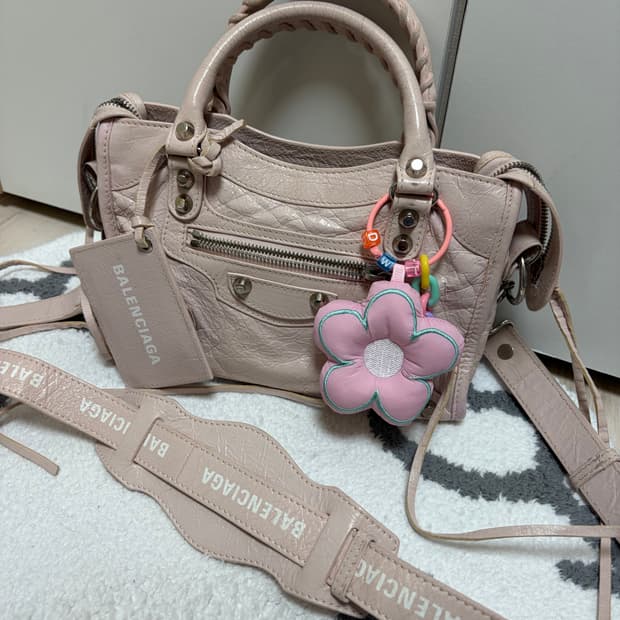 발렌시아가 로고 스트랩 시티백 미니 핑크