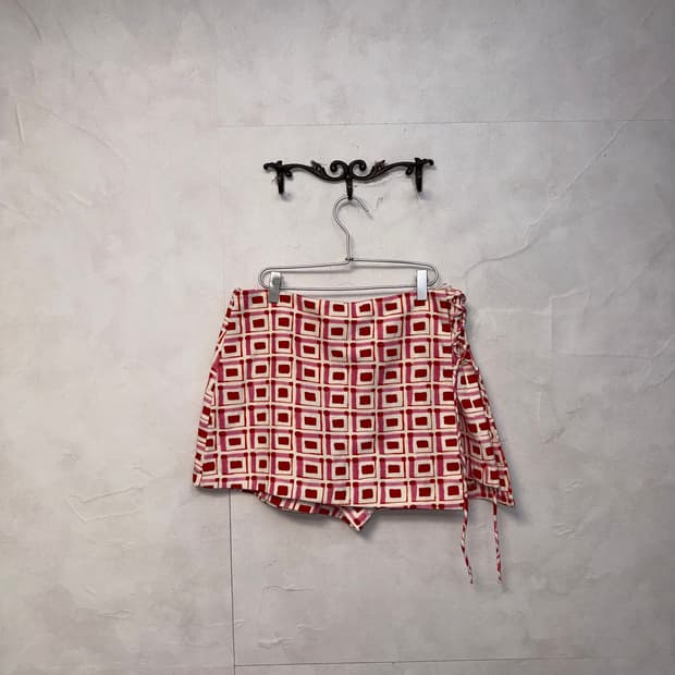 Strawberry geometric squares laceup sk