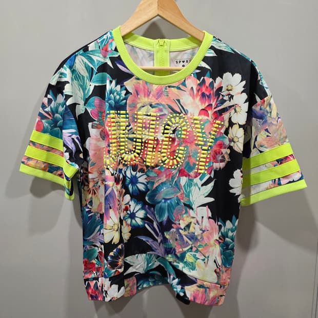 쥬시꾸뛰르 스포츠 플라워 스터드 반팔 티셔츠