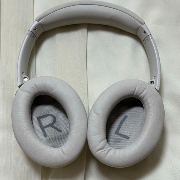 보스 QC45 헤드폰(스모크 화이트 색상🎧)