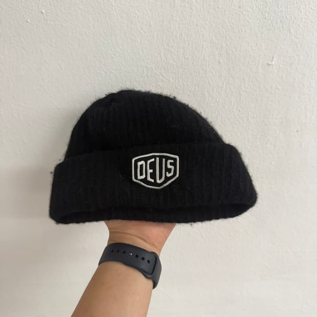 데우스 로고 비니