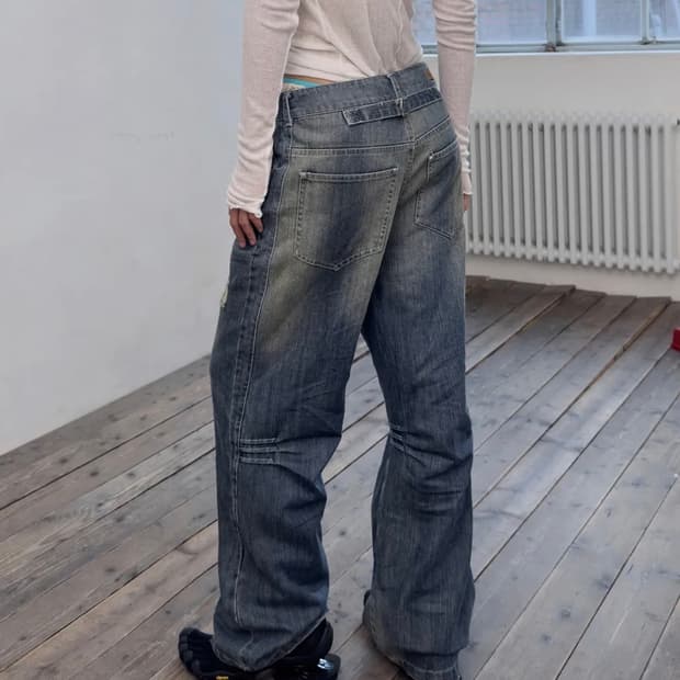 포르테나 CINCH BACK CURVED JEANS-BLUE