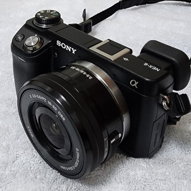 소니 NEX-6 미러리스 카메라 16-50mm 렌즈팝니다.