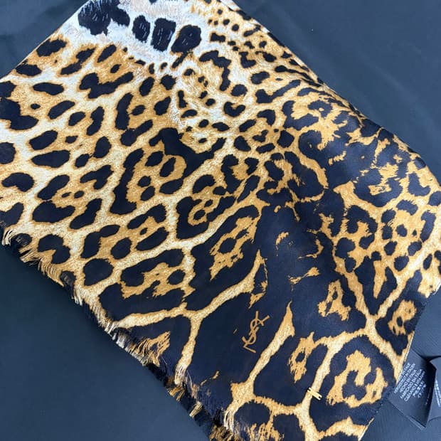 [새상품] 생로랑 레오파드 실크 스카프