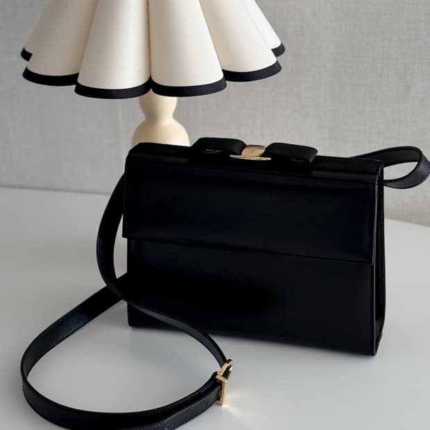 페라가모 바라 크로스백