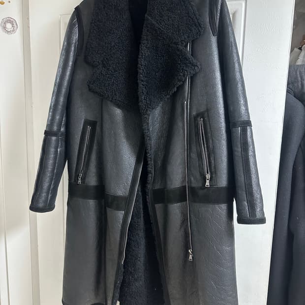 닐바렛 블랙 무스탕 코트