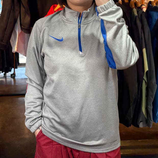 나이키 스우시 그레이 반집업