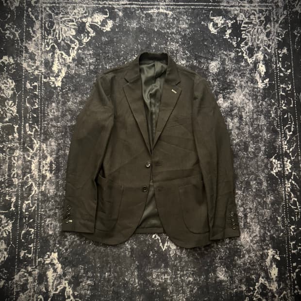Two-button single-breasted notch lapel b