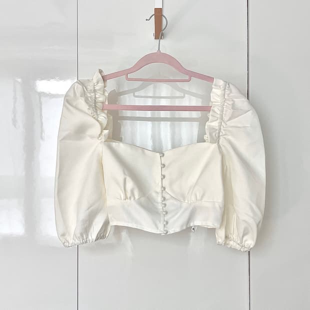 영국 베이스 브랜드 Missguided 크림 컬러 버튼 업 탑 새상품