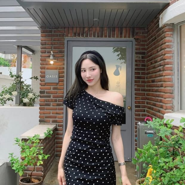 [새상품] 에그카 원오프숄더 도트 미니원피스