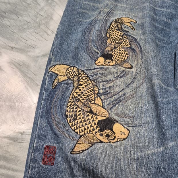 카라쿠리 타마시 오리엔탈 잉어 자수 오버사이즈 데님 팬츠
