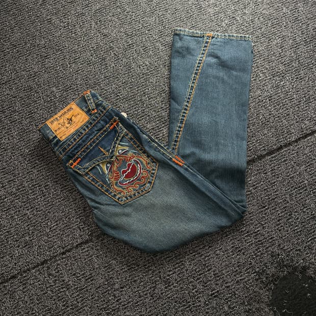 트루릴리젼 월드 투어 로건슈퍼티 자수 플레어 부츠컷 데님 팬츠 4006