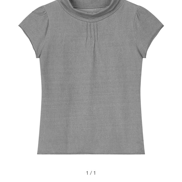 buttony half neck T 