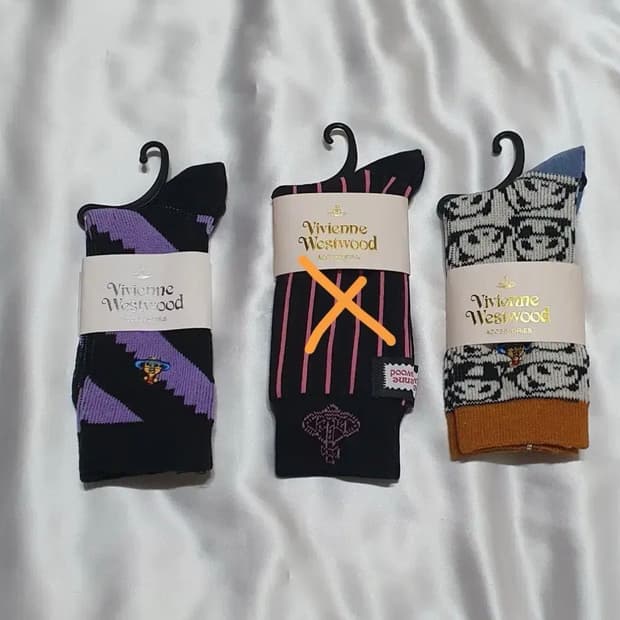 퍼플 핑크 라이트그레이 물결 스트라이프 팬다 비비안웨스트우드 양말