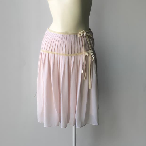 페일 핑크 플리츠 리본 미디 스커트