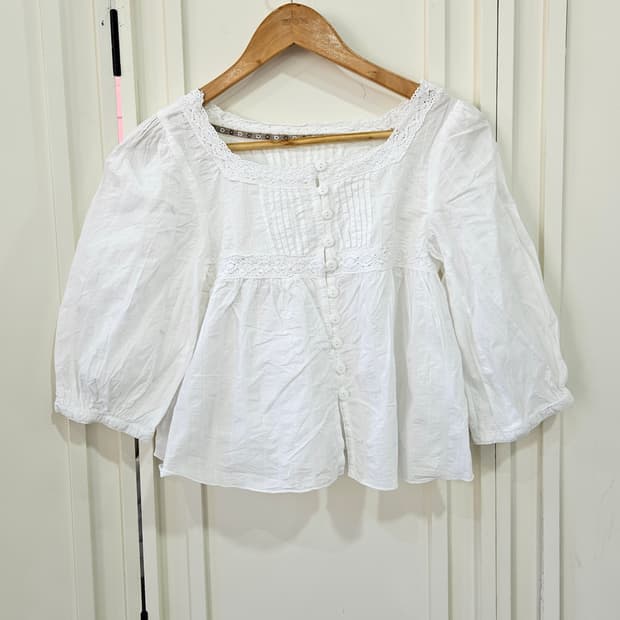 화이트 레이스 핀턱 코튼 블라우스