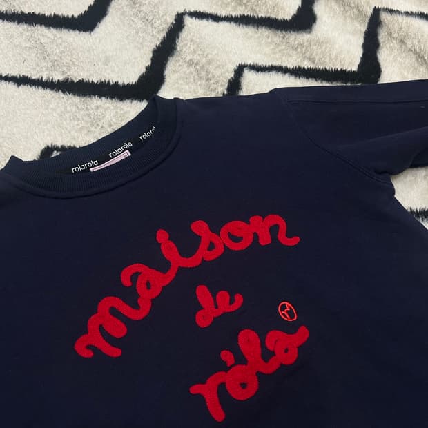 [Free]로라로라 크롭 스펠아웃 맨투맨/네이비레드