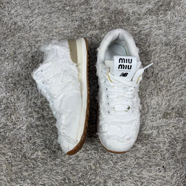 미우미우x뉴발란스 574 화이트 데님 스니커즈