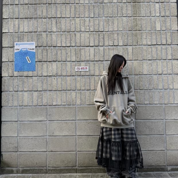 에센셜 오버핏 로고 후드티