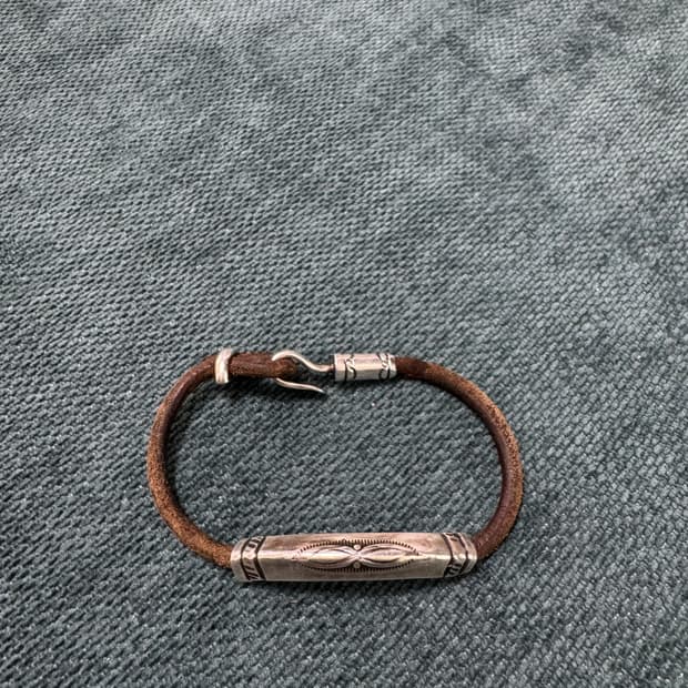 래리스미스 실버가죽팔찌