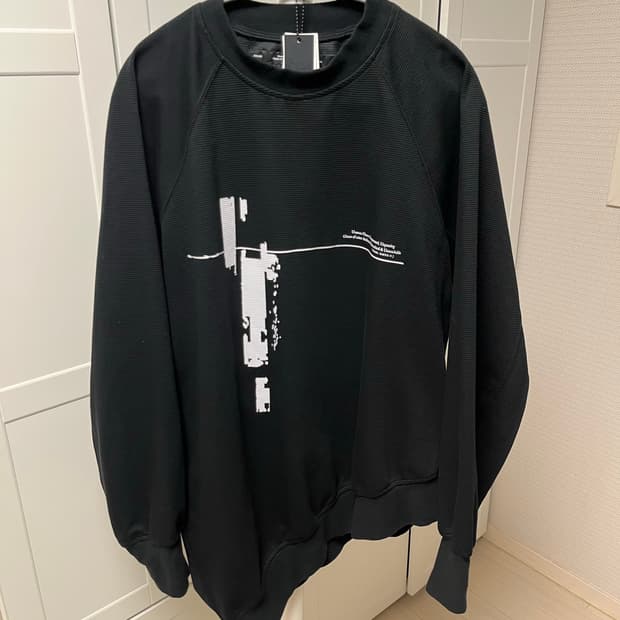 julius 22FW 사선 비대칭 스웻셔츠