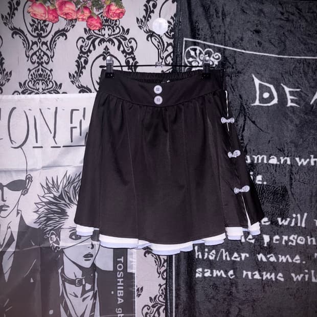 a button short skirt