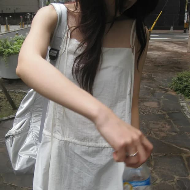 세이지블루 슬리브리스 블라우스