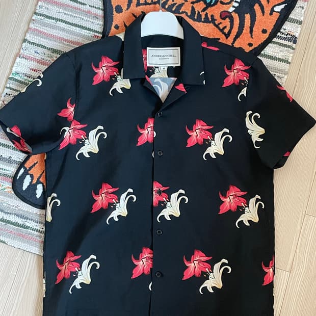 앤더슨벨 플라워 프린트 반팔셔츠 블랙 m