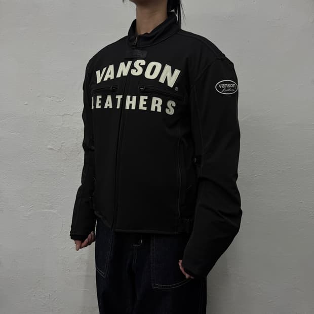 VANSON 블랙 패치로고 레더 스펠아웃 패치 바이커 자켓