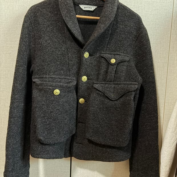 스펙테이터 버튼 스웨터