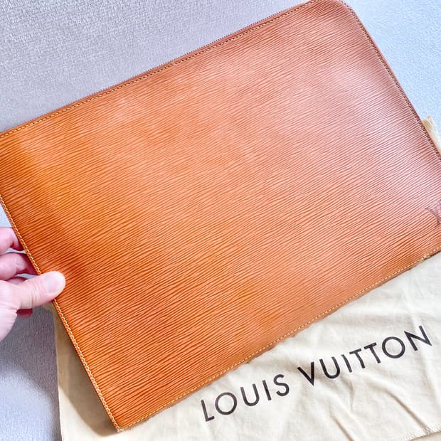 루이비통 에삐 큐멘 라지 도큐먼트 브라운 클러치