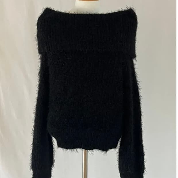 블랙 앙고라 오프숄더 니트