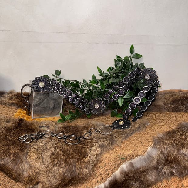 Black cubic flower chain belt