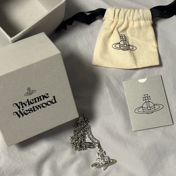 비비안웨스트우드 리버스 하트 목걸이 크림 실버