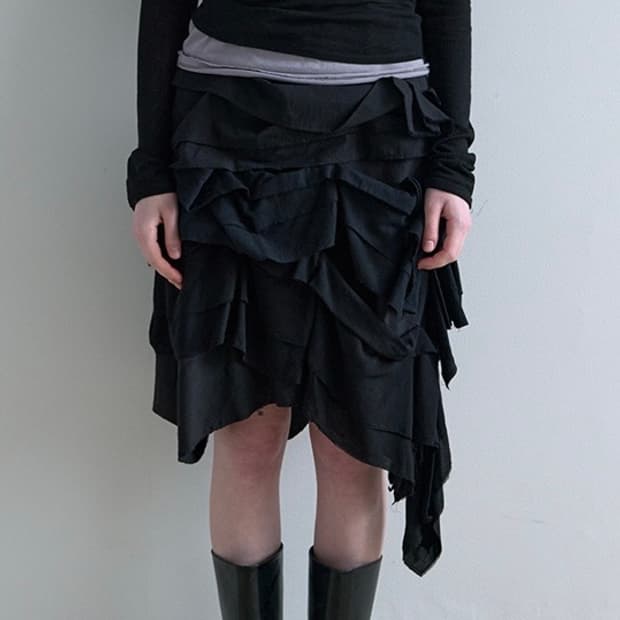 낫띵에브리띵 RUFFLE MIDI SKIRT IN BLACK (01)